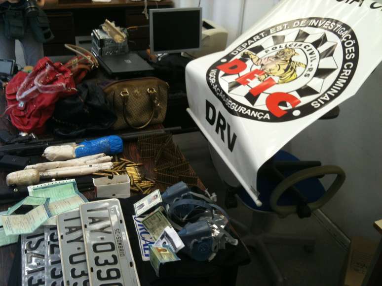 Com ele, foram encontradas armas, explosivos, documentos e placas de ve&iacute;culos