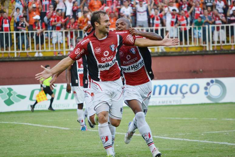Rafael comemora gol do Joinville em vitória sobre o Avaí
