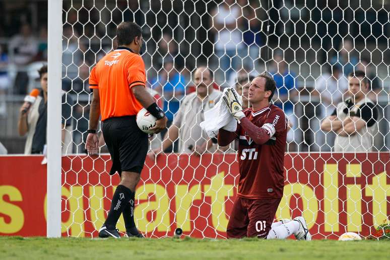 <p>Rogério Ceni se envolveu em pênalti controverso com Alexandre Pato, que decidiu o clássico</p>