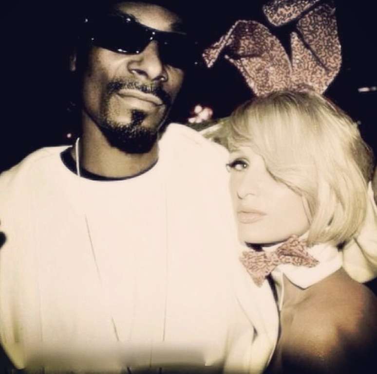 Paris Hilton, vestida de coelhinha, comemorou a data ao lado do rapper Snoop Lion