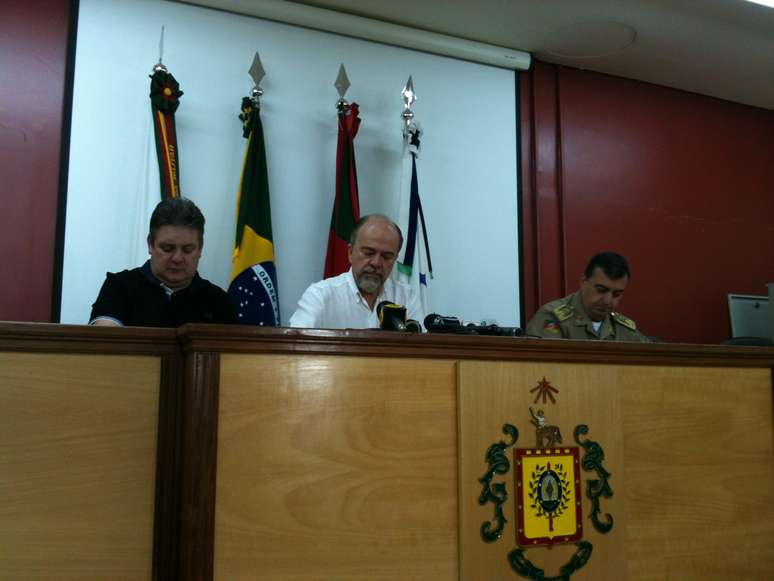 O secretário Airton Michels (centro) falou sobre o trabalho da polícia após a morte de três taxistas em Porto Alegre