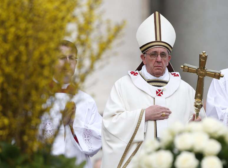 Papa Francisco reza para milhares de fiéis
