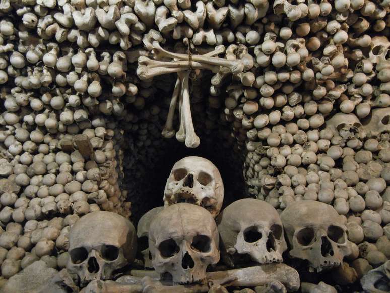 <p><strong>Sedlec Ossuary, República Checa: </strong>abaixo de um cemitério em Kutná, na República Checa, encontra-se uma pequena capela católica com decoração assustadora. Todos os santos são expostos em esqueletos, organizados para decorar a igreja</p><p> </p>