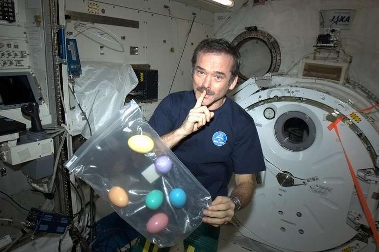 <p>&quot;N&atilde;o conte &agrave; minha equipe, mas trouxe ovos de P&aacute;scoa para eles&quot;, escreveu em seu perfil no Twitter neste domingo o astronauta Chris Hadfield. Ele e outros cinco homens est&atilde;o a bordo da Esta&ccedil;&atilde;o Espacial Internacional (ISS, na sigla em ingl&ecirc;s): tr&ecirc;s deles chegaram nesta semana, enquanto outros dois est&atilde;o l&aacute; desde dezembro</p>