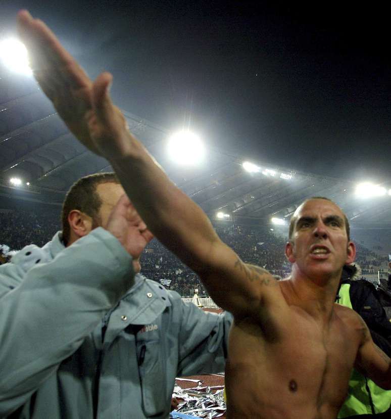 Em 2005, Di Canio fez saudação fascista após vitória da Lazio sobre a Roma