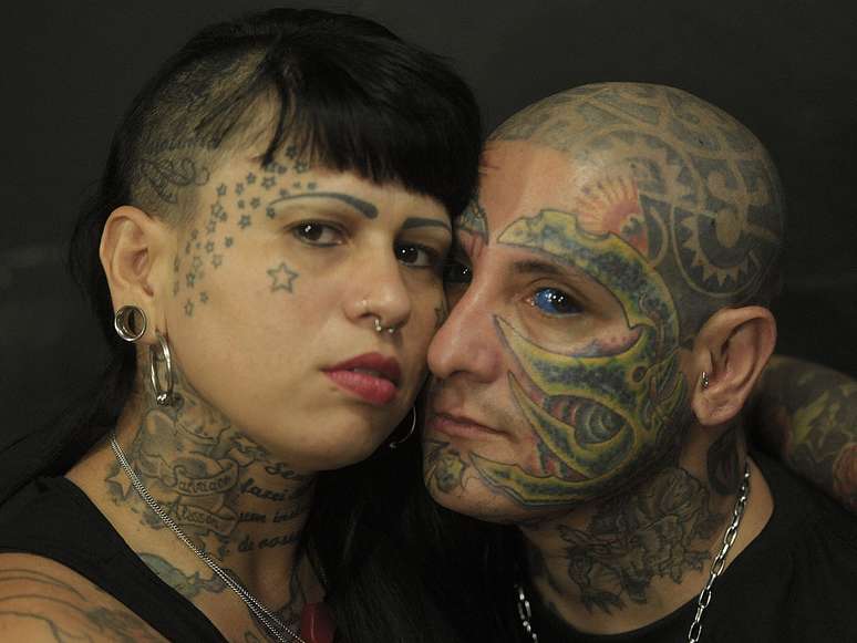 O casal Ana Paula Costa e Tiago Marques da Silva, que alega ter sido impedido de acompanhar gravação do programa 'Encontro com Fátima' pelo excesso de tatuagens que possuem no corpo