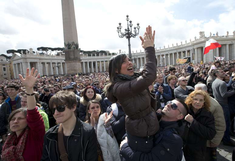 <p>Fiéis aplaudem o papa Francisco durante a oração</p>