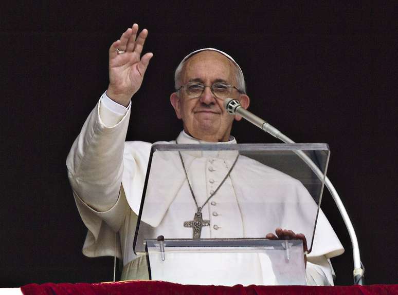 O papa Francisco acena para multidão reunida na Praça São Pedro após a oração Regina Coeli 