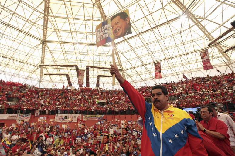 Nicolas Maduro saúda simpatizantes durante comício em Bariñas no último sábado