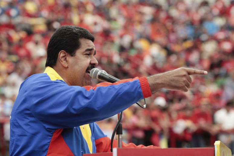 Maduro discursa para multidão na terra natal de Chávez