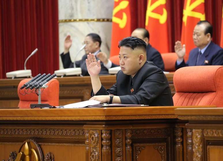 Líder norte-coreano Kim Jong-Un preside reunião de Plenário com Comitê Central do Partido dos Trabalhadores da Coreia em Pyongyang. A Coreia do Sul irá reagir rapidamente a um eventual ataque norte-coreano, alertou a nova presidente do país na segunda-feira, num momento de elevada tensão na região por causa da retórica belicosa de Pyongyang e da mobilização pelos EUA de aviões invisíveis a radares. 01/04/2013