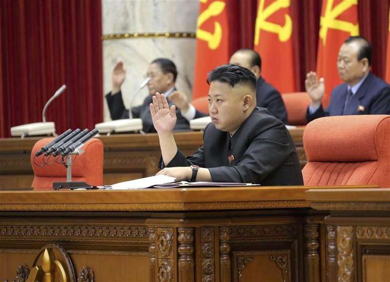 Líder norte-coreano, Kim Jong-un, preside reunião da plenária do Comitê Central do Partidos Trabalhadores da Coreia do Norte, em Pyongyang, em foto divulgada pela KCNA. 31/03/2013