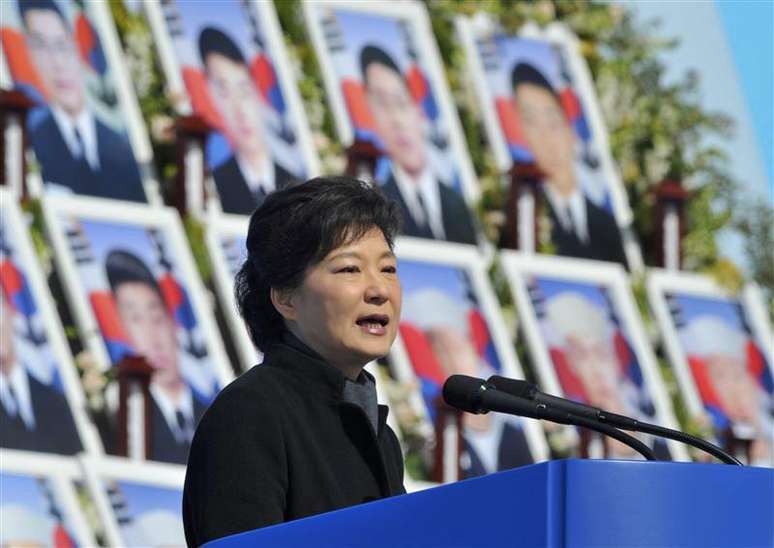 Presidente da Coreia do Sul, Park Geun-hye, fala durante evento que marca o 3o aniversário do naufrágio de um navio sul-coreano, incidente pelo qual responsabiliza um submarino norte-coreano, em Daejeon. A Coreia do Sul vai contra-atacar rapidamente se o Norte realizar qualquer ataque ao seu território, alertou a nova presidente sul-coreana. 26/03/2013