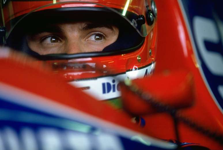 <p>Marco Apicella: depois de pilotar pela Jordan em 1993 (foto), poderia voltar à F1 pela Dome</p>