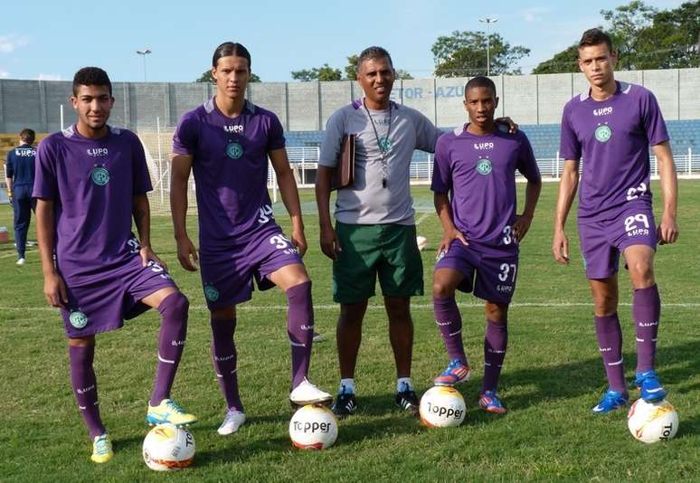 <p>Interino Paulo Pereira (centro) vai apostar nos garotos do Guarani</p>