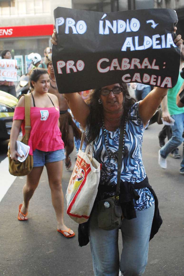 Em cartaz, manifestantes cobram renúncia e até mesmo prisão de governador após impasse com indígenas