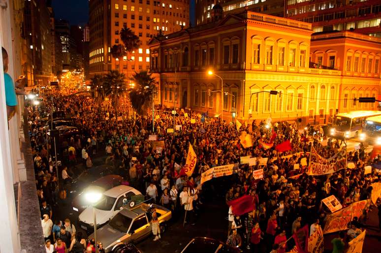 <p>Aumento de preço da passagem de ônibus gerou uma onda de protestos contra Fortunati</p>