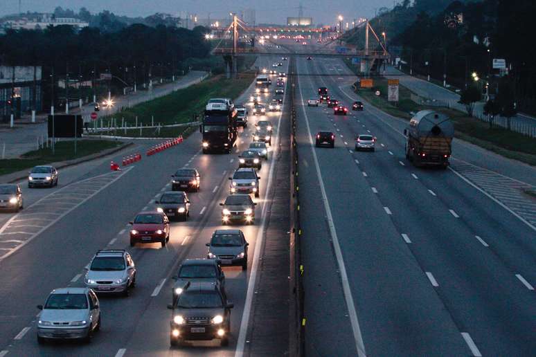 No início da noite, o motorista encontrava lentidão na Rodovia Presidente Dutra em Guarulhos (SP)