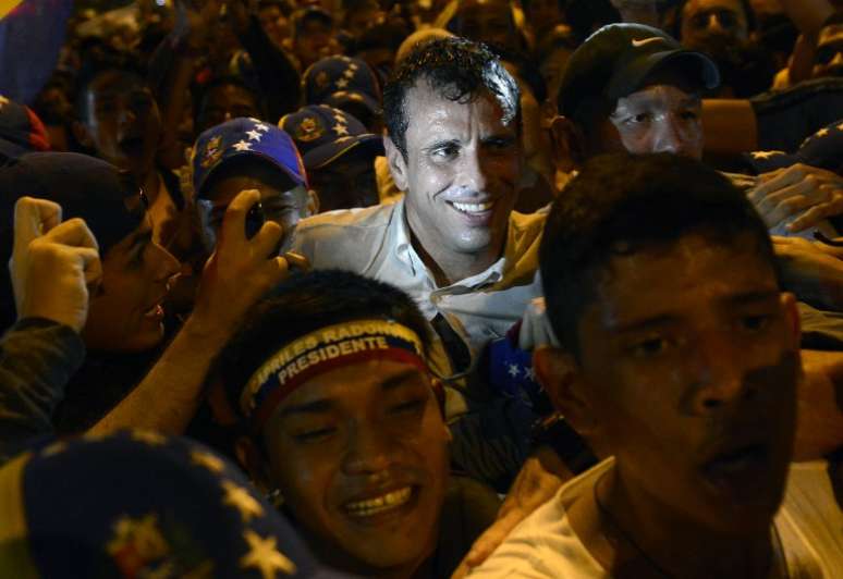 Henrique Capriles é cercado por apoiadores em um evento de campanha realizado no dia 1º de abril