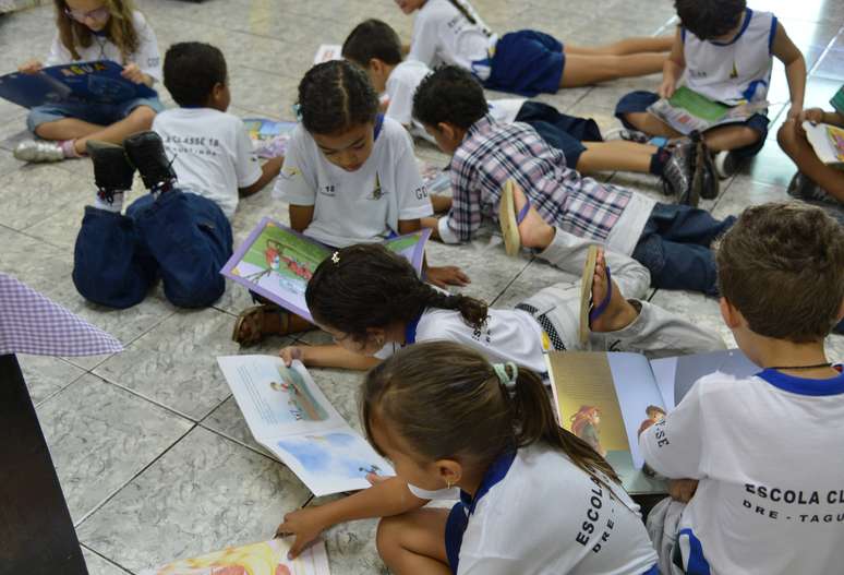 Alunos na biblioteca da Escola Classe 18 de Taguatinga 