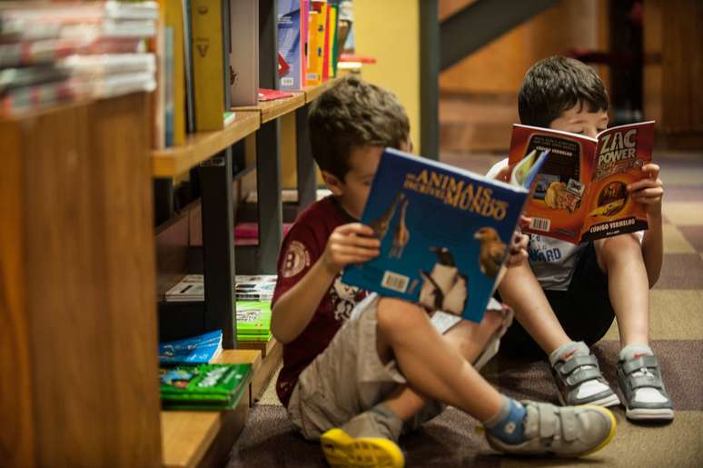 Crianças leem em livraria de São Paulo