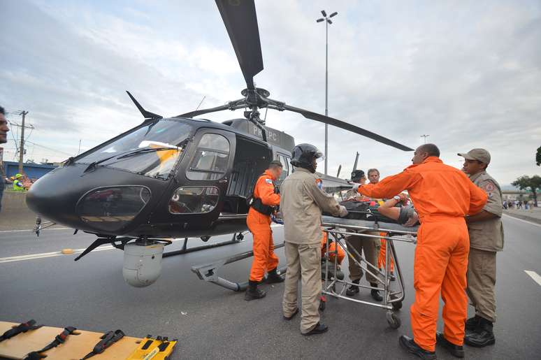 Bombeiros embarcam vítima de acidente em helicóptero