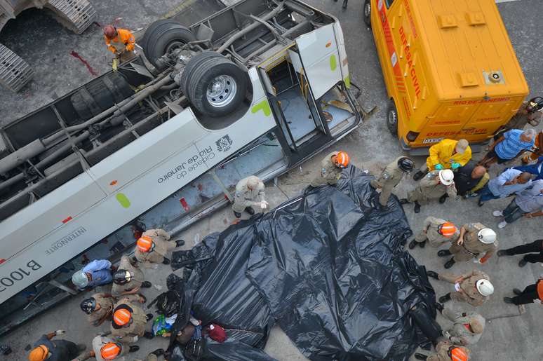 Equipe de resgate cobre corpos de vítimas com lona pouco após o acidente