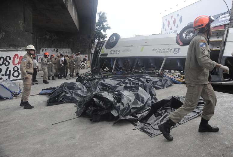 <p>Queda de um &ocirc;nibus do viaduto&nbsp;na avenida Brasil&nbsp;deixou oito mortos no Rio de Janeiro</p>