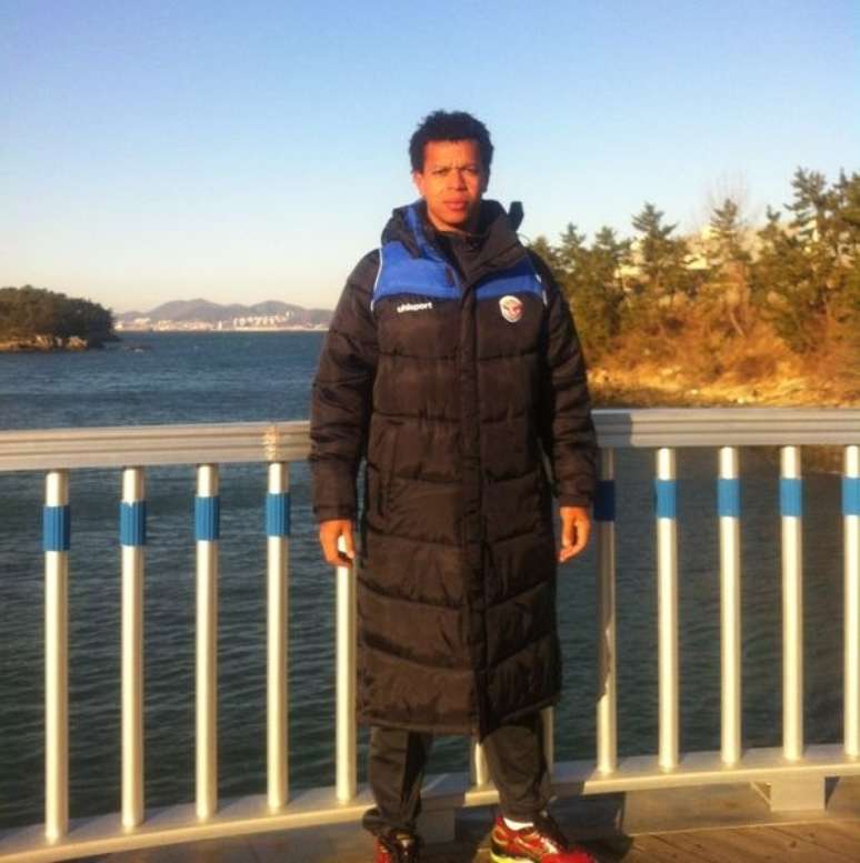 Edcarlos aguarda sua estreia no futebol sul-coreano enquanto o pa&iacute;s &eacute; amea&ccedil;ado pelo vizinho do norte