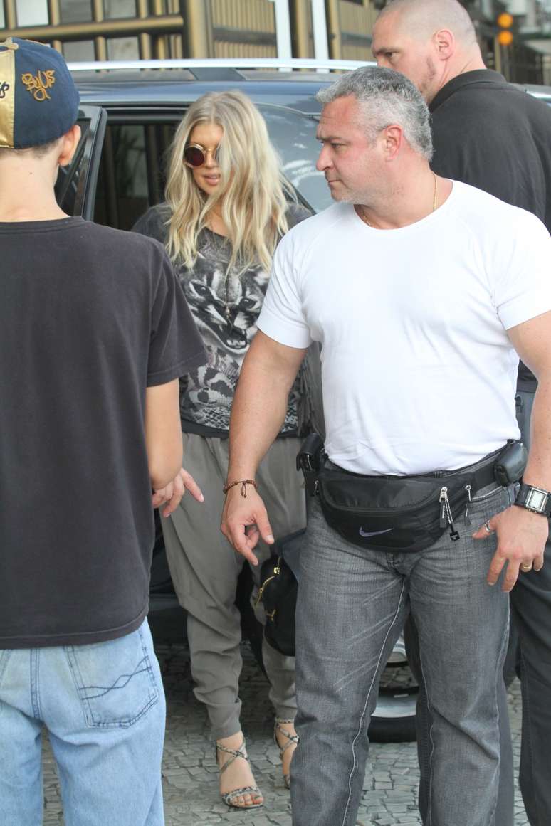Fergie foi clicada nesta terça-feira (2) chegando a um hotel em Ipanema, na zona sul do Rio de Janeiro. Ela está no Brasil para promover uma marca de roupas