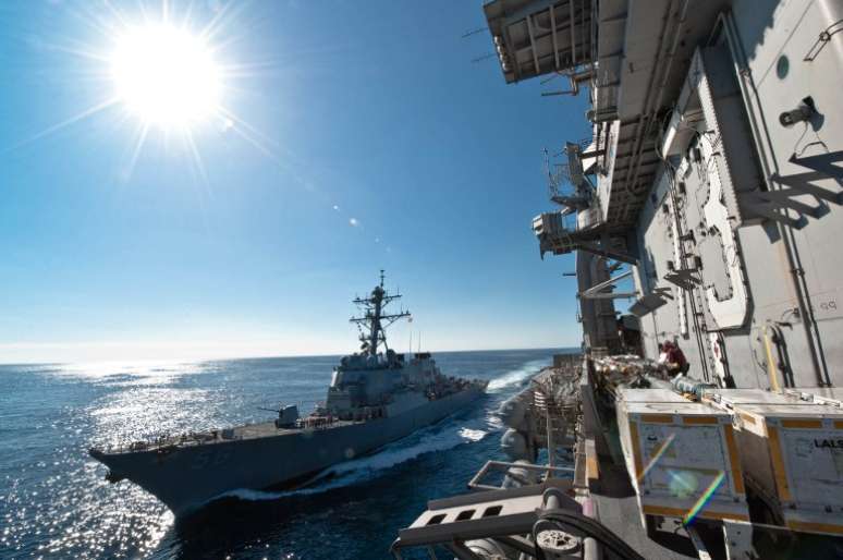 <p>Imagem divulgada pela Marinha americana mostra o USS John McCain navegando junto do porta-aviões USS George Washington em dezembro de 2010</p>