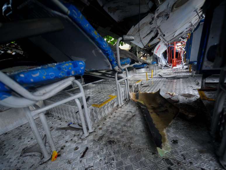 <p>&Ocirc;nibus que caiu de um viaduto no Rio de Janeiro passou&nbsp;por an&aacute;lise da per&iacute;cia</p>