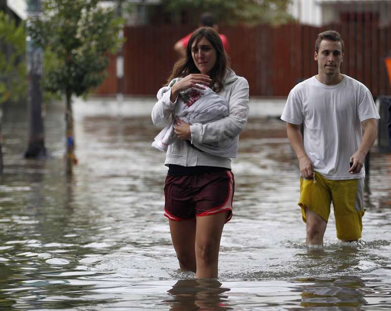 Mulher caminha pelas ruas alagadas de Buenos Aires
