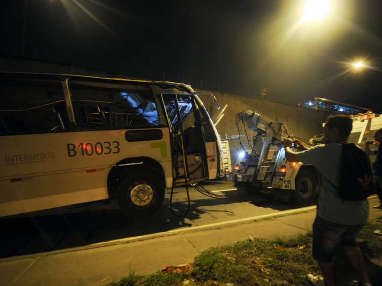 Ônibus despencou de viaduto de acesso à Ilha do Governador, na avenida Brasil