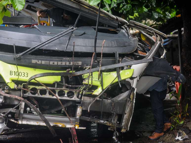 <p>Um ônibus caiu de um viaduto no Rio de Janeiro na terça-feira e matou sete pessoas</p>