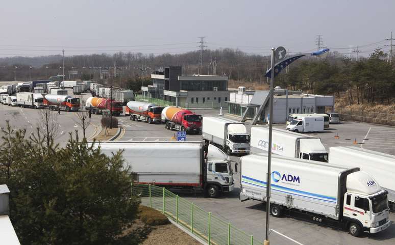 Caminhões sul-coreanos fazem caminho de volta depois de terem a entrada recusada na Coreia do Norte