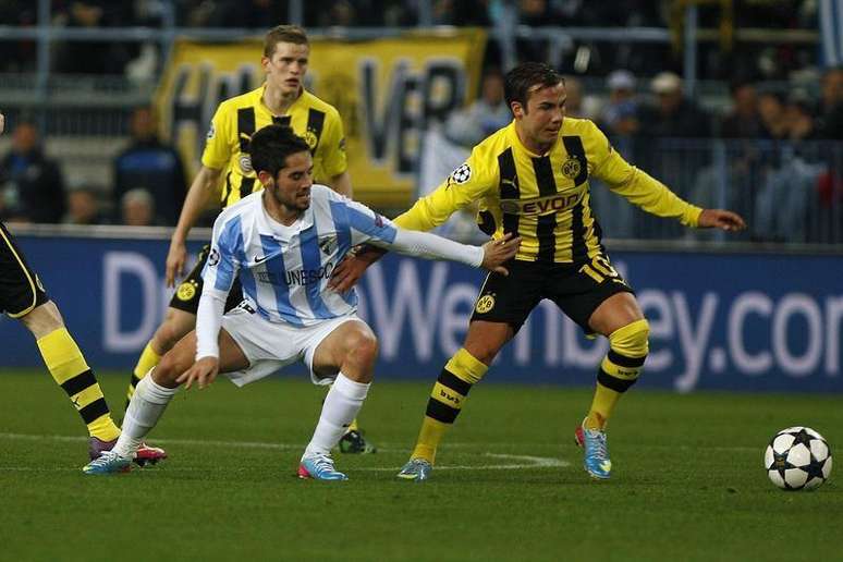 O jogador do Málaga Isco disputa lance com Gotze, do Borussia Dortmund, em partida nesta quarta-feira.