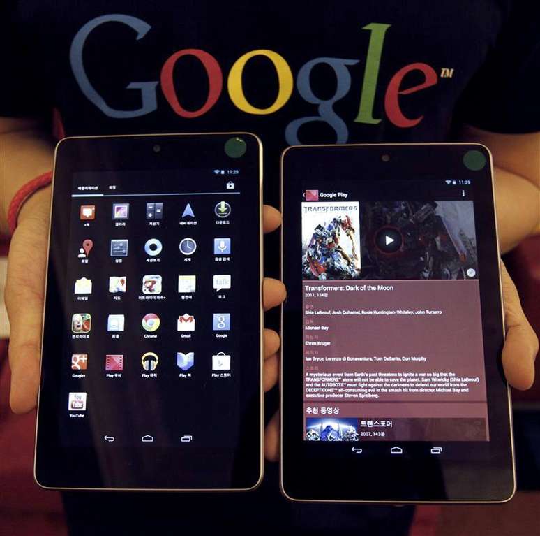 Funcionário do Google posa com tablet Nexus 7 em evento promocional em Seul, na Coreia do Sul, em setembro de 2012. 27/09/2012