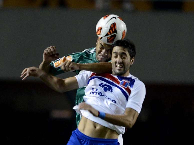 Maurício Ramos disputa bola pelo alto em jogo da Copa Libertadores