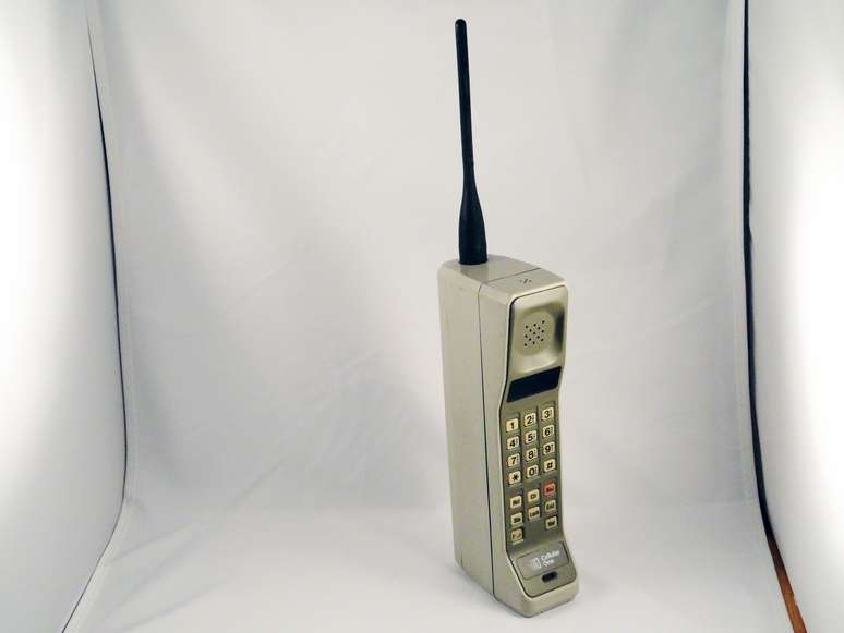 Motorola DynaTAC 800x, primeiro celular vendido no mundo, pesava 1,1 kg, tinha 22,8 cm de altura e custava quase US$ 4 mil