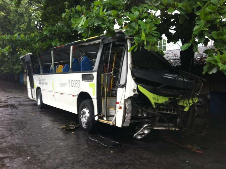 O ônibus que caiu do viaduto está no pátio da delegacia de Roubos e Furtos de Automóveis, no Rio