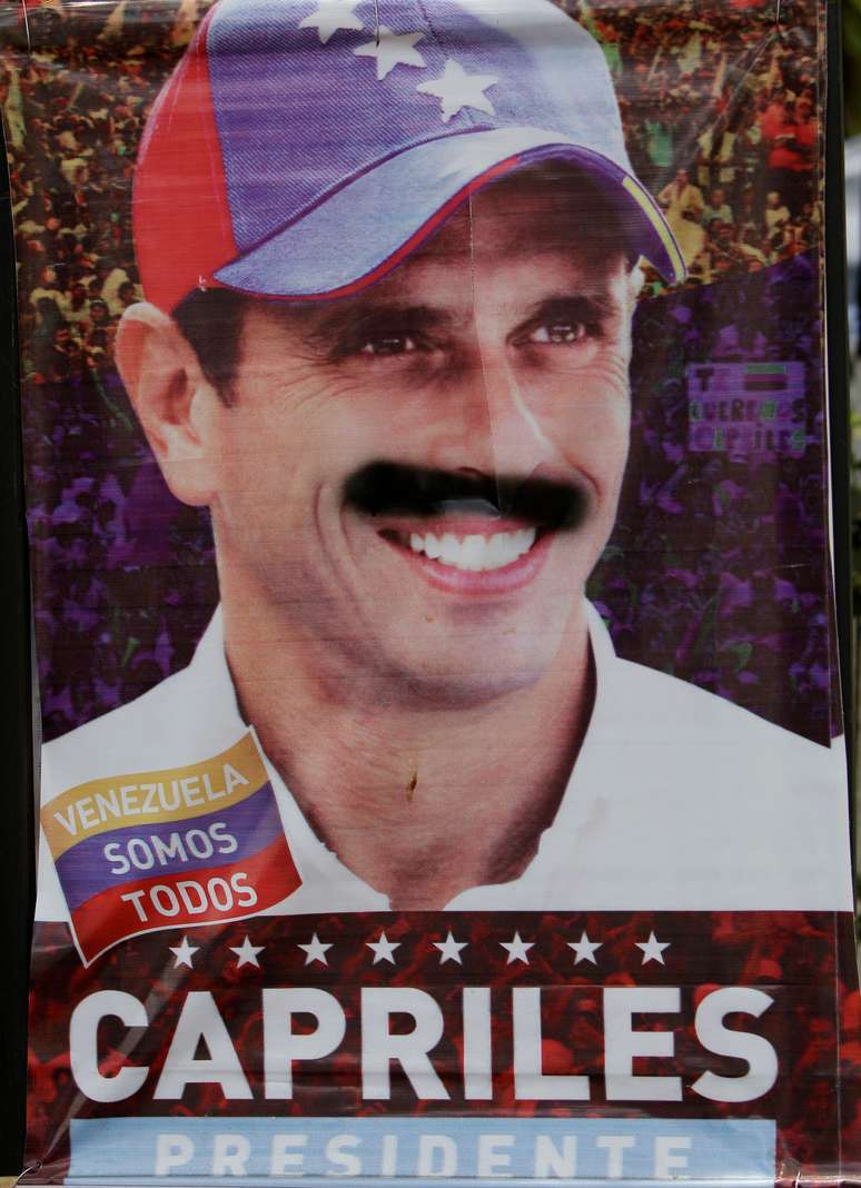 <p>O bigode é uma das marcas registradas do candidato chavista; na foto, o adereço foi colocado no rosto do opositor </p>