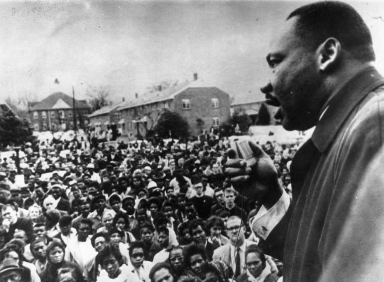 <p>Martin Luther King durante discurso pró-direitos humanos em Selma, Alabama (EUA), em 1965</p>