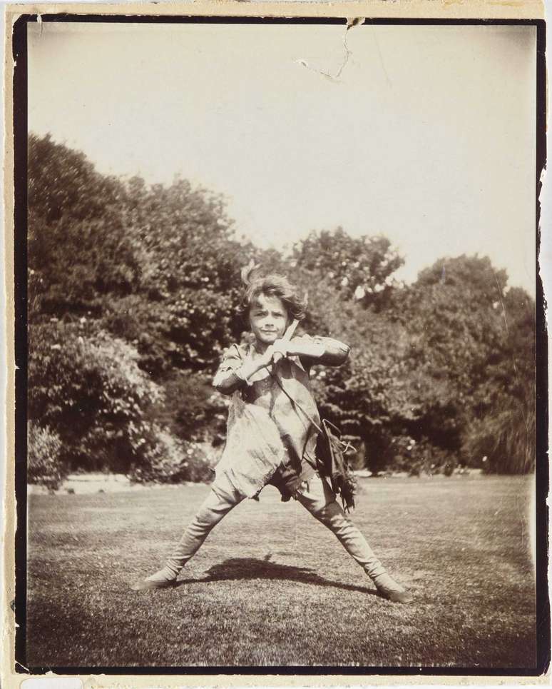 Michael, aos 6 anos, fantasiado de Peter Pan, em foto registrada por Barrie em agosto de 1906