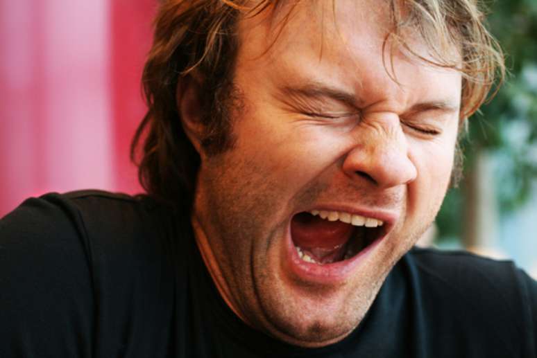 Normalmente, os epis&oacute;dios de sinfonia noturna s&atilde;o ligados aos dias de cansa&ccedil;o extremo, e isso realmente &eacute; um fator que colabora para o ronco.