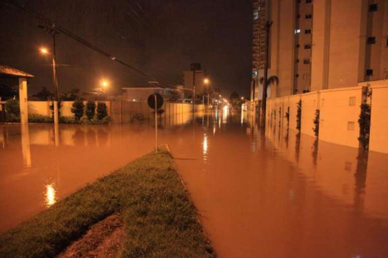 Chuva forte deixou v&aacute;rios pontos alagados em Itaja&iacute;, no litoral de Santa Catarina