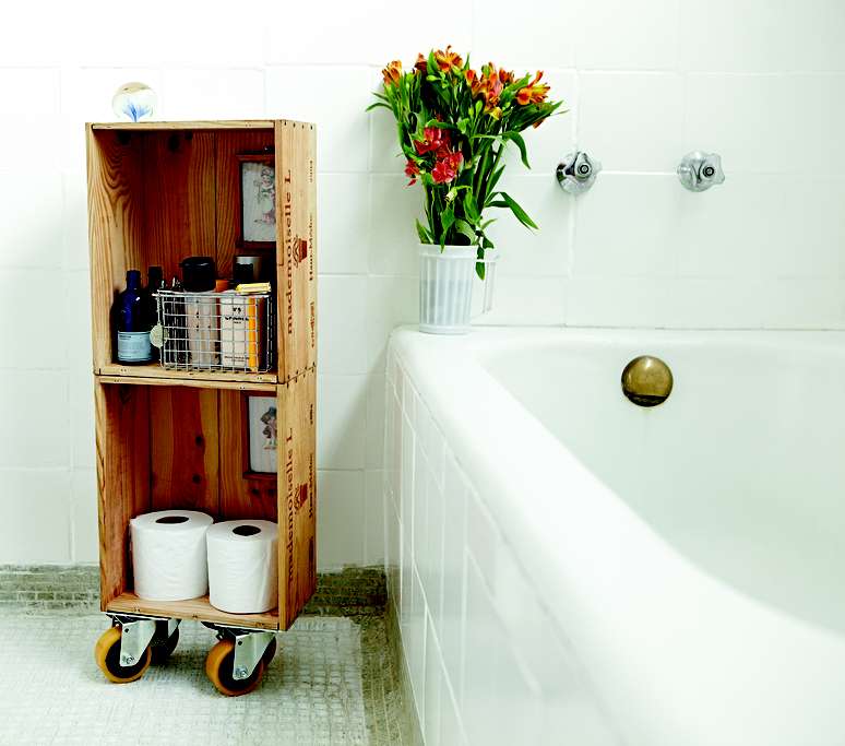 <p><strong>Estante com caixa de vinhos: </strong>caixas de vinho ou frutas podem ser garimpadas em feiras e adegas. Depois de escolher as mais bonitas, coloque as caixas na vertical e una as duas com cola de madeira. Em seguida, aparafuse quatro rod&iacute;zios na parte de baixo, para conseguir ter mobilidade na estante. Sua pe&ccedil;a est&aacute; pronta!</p>