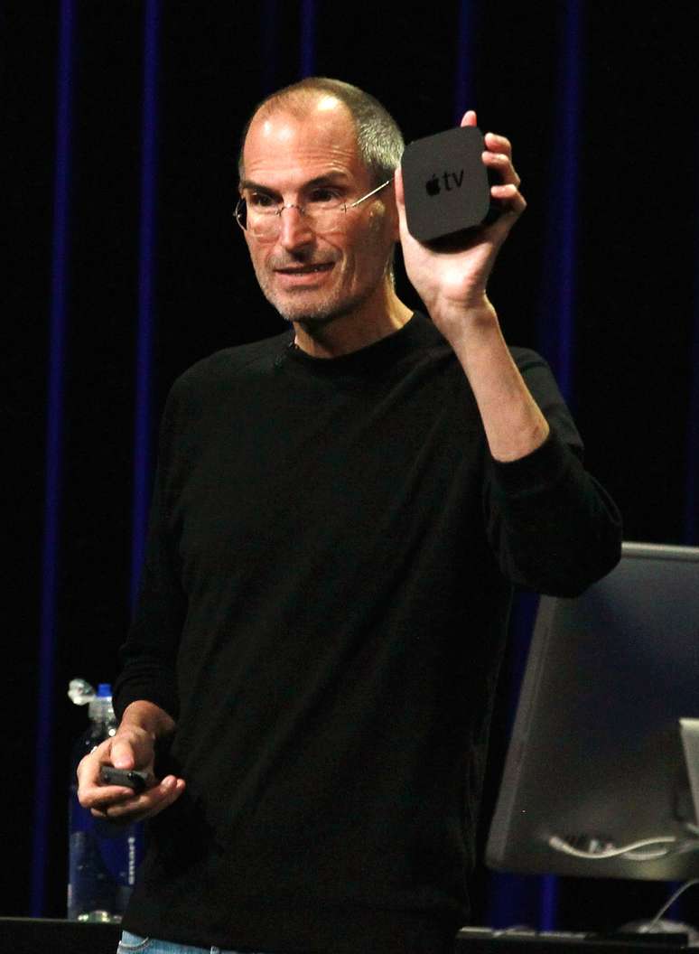 Steve Jobs, aqui em 2010 apresentando a Apple TV, afirmou em biografia ter descoberto como recriar a experi&ecirc;ncia da TV