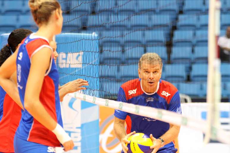 <p>Bernardinho acredita que o time paulista é franco favorito para a partida final da Superliga feminina</p>