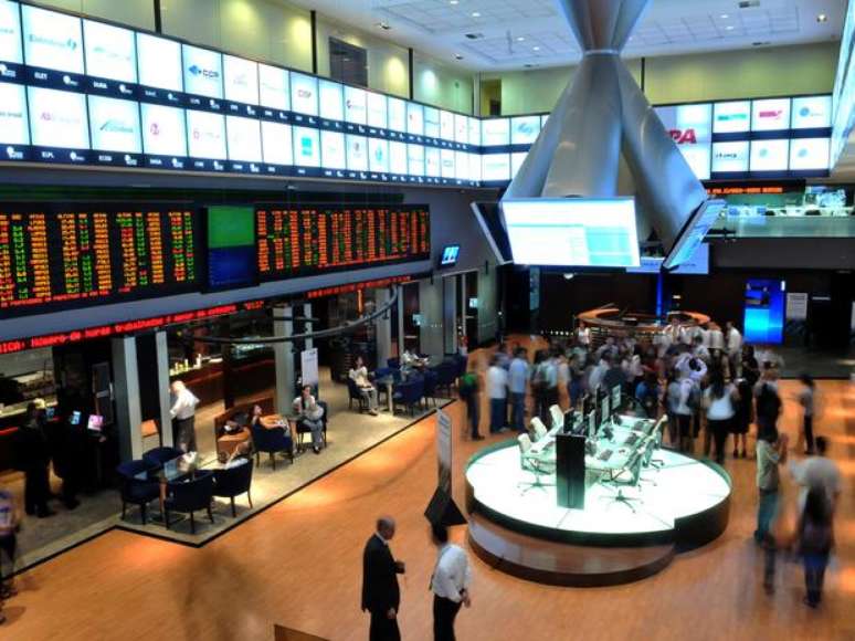 <p>O Ibovespa subiu 0,56%, a 57.436 pontos, e o giro financeiro da sessão somou R$ 10,99 bilhões, bem acima da média diária de 2014, de R$ 6,9 bilhões</p>
